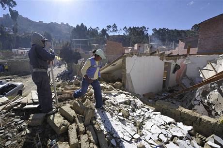 Geologick zlom polyk domy v bolivijskm La Pazu
